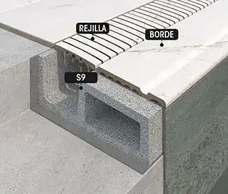 Close-up of pool edge with Rejilla Borde and S9 drainage system for outdoor pools. Rejilla Borde for pool edging with S9 drainage system.
